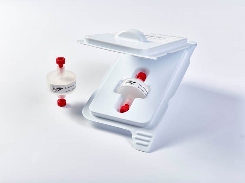 Zwei GORE Protein Capture Devices, wobei eines davon in der Verpackung enthalten ist.