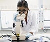 Forscher bei der Arbeit mit einem Mikroskop