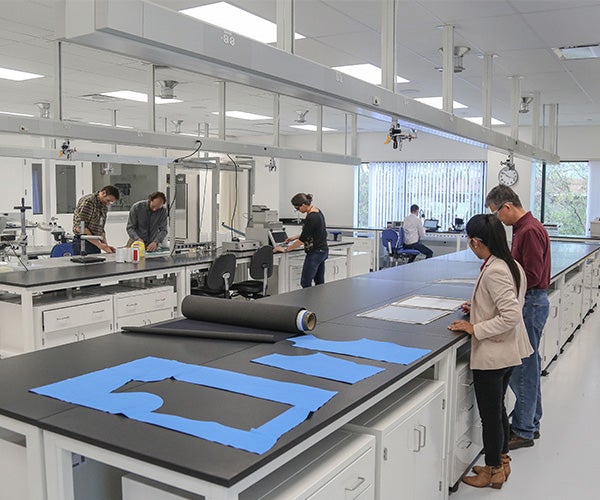 Mitarbeiter von Gore in einem Labor im Gore Innovation Center im Silicon Valley