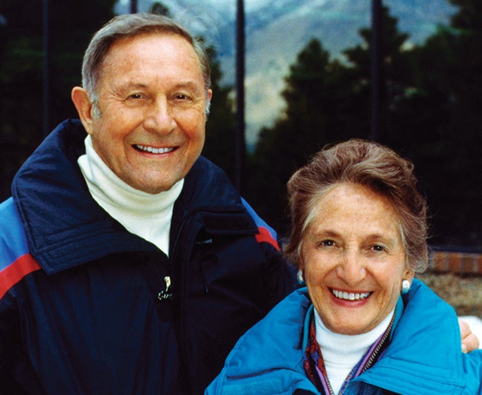 Das Unternehmerpaar Bill und Vieve Gore posiert für ein Foto vor einem Berg.
