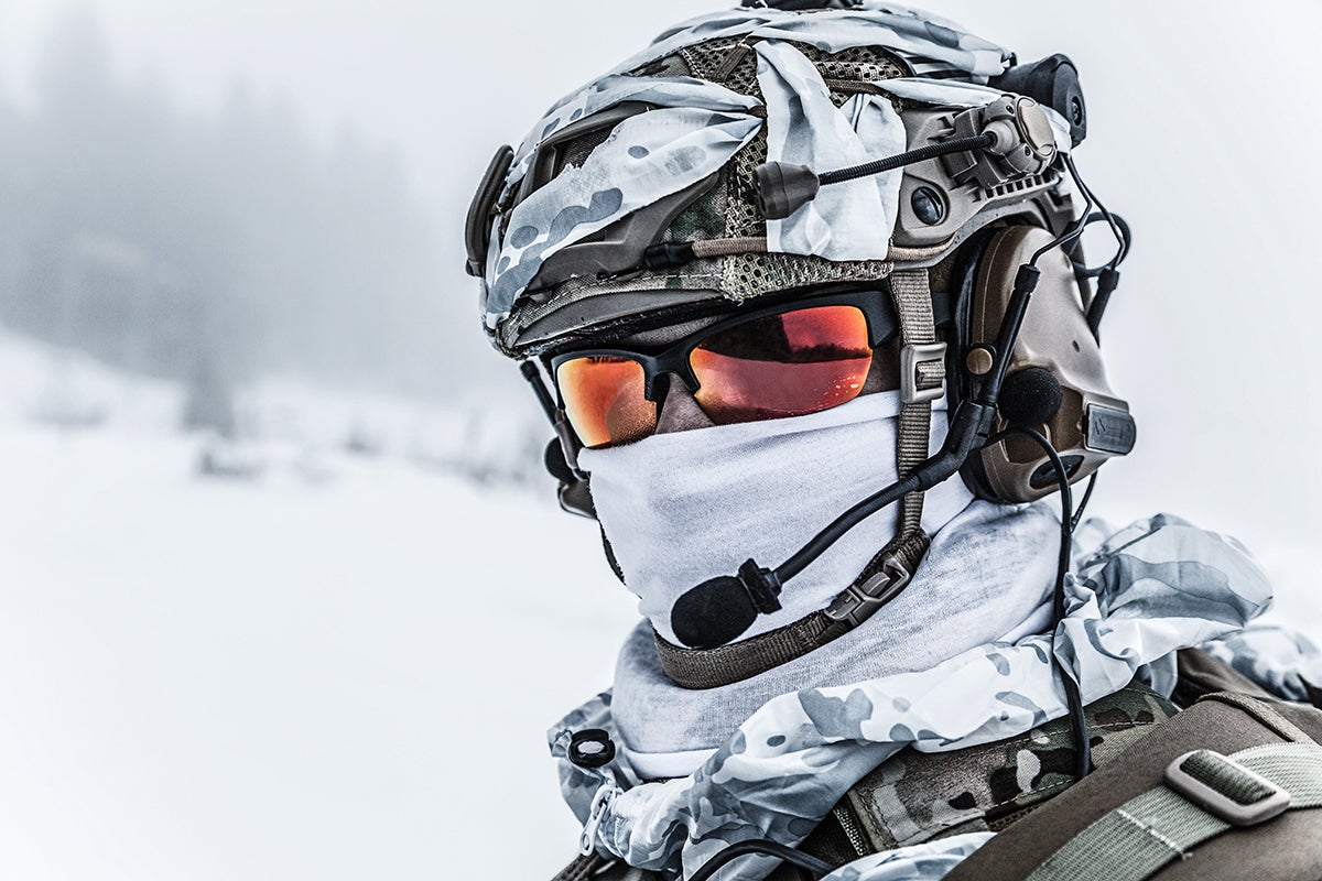 Soldat mit Headset vor arktischem Gebirge