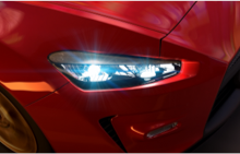 Bild eines Scheinwerfers an einem roten Fahrzeug
